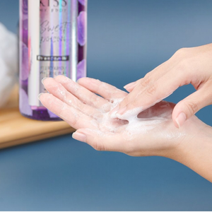 Gel douche parfumé Kiss My Body Sweet Poison, senteur irrésistible, 380 ml. pour un nettoyage en profondeur infusé d'un parfum inoubliable - Product Image 4