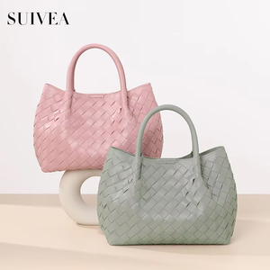 2024 nueva moda ligera de lujo de mano hecha a mano bolso de mujer nicho diamante entramado Simple versátil bolso de cubo de viaje - Product Image 1