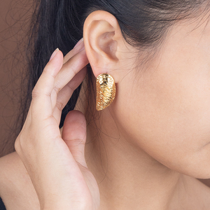 Boucles d'oreilles en acier inoxydable plaqué or 18 carats à la mode Boucles d'oreilles hypoallergéniques à texture géométrique irrégulière Bijoux pour femmes - Product Image 1