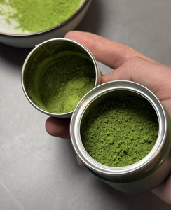 Poudre de Matcha de Haute Qualité, Moulu sur Pierre et Cultivé en Ombre, Vert Vibrant, pour la Vente au Détail et la Restauration en Gros - Product Image 4