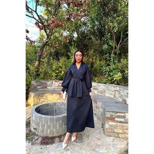 ชุดเดรสคอวีแบบพันรอบตัว แขนพอง ผ้าซาติน ทรงเข้ารูปและบานออกด้านหลัง ประดับลายดอกกุหลาบสีดำ ชุดสำหรับงานพิธีการของผู้หญิง - Product Image 5