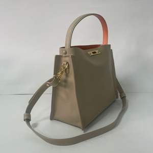 Couleur unie Simple Luxueux Sac à main pour femme en cuir PU Sous les bras Nouveau Sac à bandoulière Voyage à la mode Sacs élégants - Product Image 6