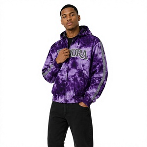 Veste coupe-vent à capuche tie-dye violette avec logo personnalisé pour homme, 100 % nylon, bandes réfléchissantes, style streetwear, fermeture éclair. - Product Image 3