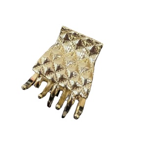 Pince à cheveux griffe de requin en métal argenté matelassé à motif quadrillé, style minimaliste et épuré, pour queue de cheval haute et demi-queue de cheval, accessoire élégant pour femme - Product Image 4