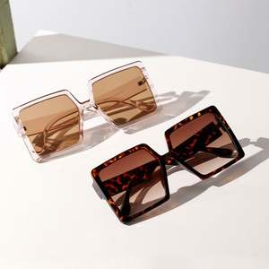 Vente chaude 2021, lunettes de soleil vintage à la mode, logo personnalisé, vente en gros, lunettes de soleil carrées à grande monture en plastique pour femmes - Product Image 3