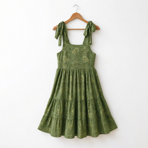 Robe mini sans manches à volants brodée de fleurs vertes, col carré, dos nu, pour les fêtes d'été et les tenues décontractées - Product Image 1