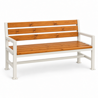 Banc de parc en acier et bois à lattes larges personnalisé avec accoudoirs droits pour les espaces publics extérieurs