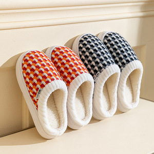 2025 Nueva colección Zapatillas en casa Interior en invierno Antideslizante y aislamiento térmico PVC - Product Image 1