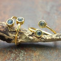 Bague en labradorite naturelle cabochon plaquée or avec sertissage clos, style bohème, empilable, bijou tendance pour soi ou en cadeau - RM15624 (vente en gros)