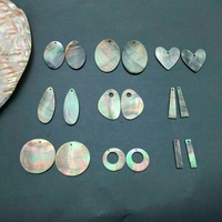 Pendentif coeur sculpté à la main en coquille d'os de corail naturel breloques minimalistes tropicales pour boucles d'oreilles bijoux à bricoler soi-même avec fleur