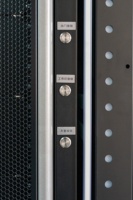 Armoire de centre de données micro-modulaire avec système de refroidissement intégré et confinement de couloir froid pour centre de données ISP