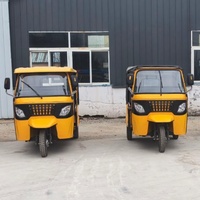 Tuk-tuk électrique à carrosserie ouverte, moteur 2 kW 48 V, vitesse 60 km/h, autonomie 120 km, charge utile 400 kg, pour le transport de passagers en milieu urbain africain.