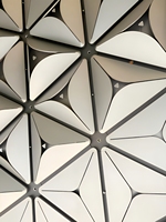 Panneaux de plafond décoratifs 3D en aluminium à effet vague, finition grain de bois, design moderne ignifuge, grille de plafond pour hôtel, villa, bureau