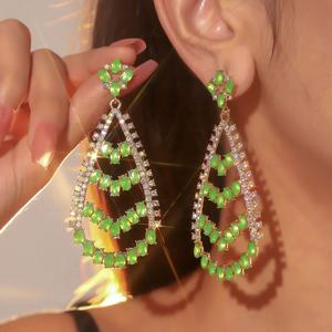 Boucles d'oreilles pendantes géométriques exagérées en alliage plaqué or avec strass en verre coloré, style mode transfrontalière pour femmes européennes et américaines - Product Image 2