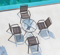 Ensemble de salle à manger d'extérieur moderne et durable de couleur marron avec table ronde en verre ondulé et structure en fer pour meubles de jardin et de terrasse