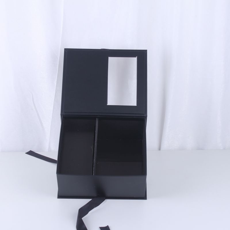 Boîte d'emballage vide noire