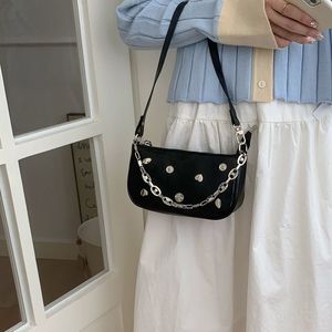 Sac à bandoulière pour femme de style coréen, noir texturé, avec chaîne décorative, fermeture éclair souple, pour tenues de tous les jours, sac bandoulière - Product Image 5