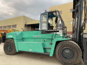 Chariot élévateur diesel Mitsubishi FD300 d'occasion, stable et performant, unité lourde de 30 tonnes pour grands projets portuaires et levage de charges lourdes - Product Image 6