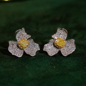 Xinfly 18k ต่างหูเม็ดเดี่ยวรูปกลีบดอกกุหลาบสีเหลืองทองคำบริสุทธิ์ประดับเพชรธรรมชาติ - Product Image 1