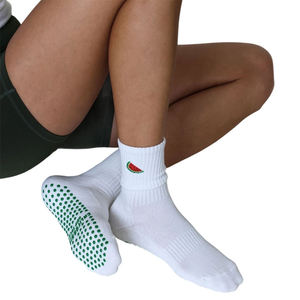 Chaussettes de yoga antidérapantes en coton avec logo brodé personnalisé, chaussettes de pilates antidérapantes pour femmes, beige et blanc café, personnalisables - Product Image 2