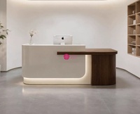 Comptoir d'accueil moderne style bois Yicheng en gros, idéal pour les instituts de formation, les boutiques et les salons de beauté