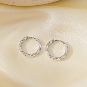 Pendientes de moda, pendientes de aro de cráter de meteorito chapados en oro de 18 quilates, venta al por mayor de acero inoxidable, pendientes torcidos de moda de oro Pvd sin deslustrar - Product Image 4