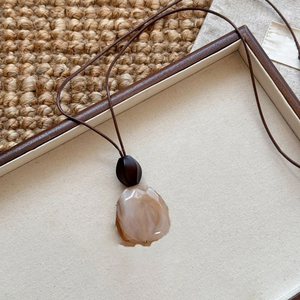 Collier en pierre naturelle, texture artisanale, style minéral brut, design tendance et à la mode. - Product Image 4