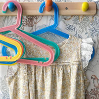 Usine personnalisé coloré en plastique enfants enfant manteau cintre organisateur pour garde-robe et espace de blanchisserie cintre en plastique