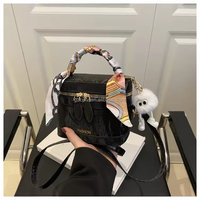 2026 Neue Mini-Bucket-Bag mit Anhänger Damen-Modetasche Niedliche Mädchen-Schultertasche