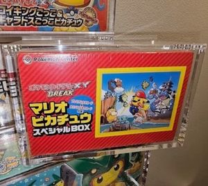 Moderna Teca Espositiva in Acrilico per Box <span class=keywords><strong>Promo</strong></span> Poncho Pikachu di Kanazawa Pokémon, Ecologica con Coperchio Magnetico da 5MM - Product Image 3