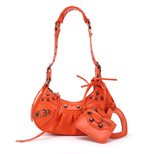 Nouveau Sac Moto Robuste à Rivets 2026 – Sac Bandoulière 3-en-1 en Forme <span class=keywords><strong>de</strong></span> Croissant en Cuir Souple, Porté Épaule ou Main, en Polyester - Product Image 3