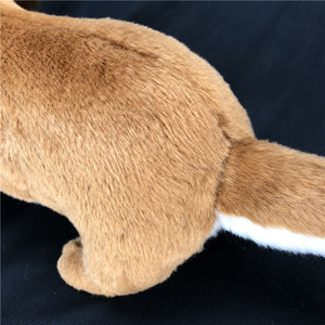 Peluche réaliste de chien saucisson brun avec poitrine et pointe de queue blanches - Product Image 6