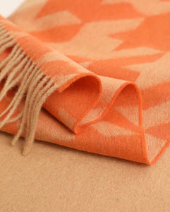 Écharpe en laine à motif pied-de-poule ondulé double face, impression géométrique et pompons, avec service de personnalisation de logo OEM pour cadeaux d'entreprise - Product Image 3