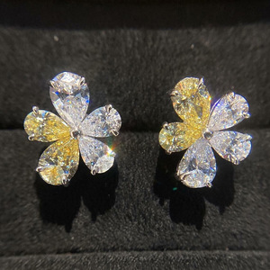 Orecchini a fiore bicolore da donna, accessori per l'orecchio semplici e alla moda per l'uso quotidiano - Product Image 4