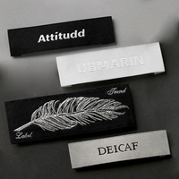 Logo de marque de luxe étiquettes tissées de vêtements en tissu de cou personnalisées étiquettes de taille imprimées sur toile à pli central étiquette de vêtement damassé haute densité