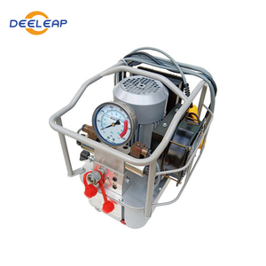 Pompe hydraulique manuelle double effet 700 bars, déplacement 7,6 L, 0,8 L/min, modèle PED204 - Product Image 2