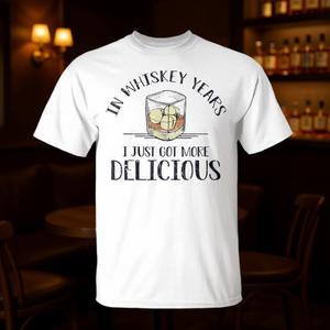 Camiseta 'En los años del whisky, me quedo con más whisky delicioso' - Producto promocional - Product Image 3