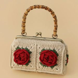Sac à main en coton crocheté fait main, tendance, avec décoration rose, idéal pour la Saint-Valentin des femmes - Product Image 1