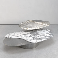 Table basse en marbre à niveaux de forme libre, avec base en métal martelé et pierre veinée irrégulière, mobilier d'appoint haut de gamme pour villa, collection Dream Home