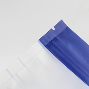 Pochettes debout en mylar à encoche facile à déchirer en matériau souple imprimé <span class=keywords><strong>personnalisé</strong></span> avec sac ziplock pour préservatif de soins personnels - Product Image 5