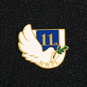 เข็มกลัดโลหะอีนาเมล Yingzhou Metal Badge รุ่นที่ 11 Hwpl ลายกิ่งมะกอกและนกพิราบ พร้อมโลโก้สั่งทำ ของขวัญทางธุรกิจ ตัวล็อคแบบผีเสื้อ - Product Image 1