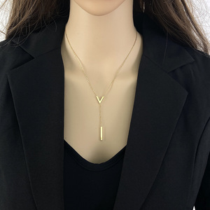 Nouveau <span class=keywords><strong>Collier</strong></span> Tendance en Acier Inoxydable Doré avec Pendentif Lettre Longue pour Femme – Vente en Gros - Product Image 4