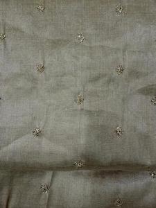 Tela de alta calidad con borde delicado, ideal para la confección de elegantes saris, atuendos festivos y prendas de alta costura. - Product Image 3