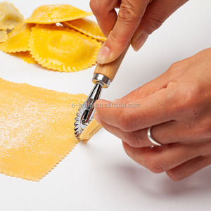 Nouveau style 2026, best-seller : <span class=keywords><strong>emporte</strong></span>-pièce à raviolis, coupe-biscuits, trancheuse à pâte cannelée à manche en bois, outil de découpe <span class=keywords><strong>pour</strong></span> pâtisserie - Product Image 5