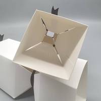 Boîte cadeau en carton écologique en forme de bonbon avec dorure et estampage or de luxe pour l'emballage de chocolats et de confiseries de haute qualité