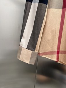 Chemise classique à carreaux Bur berry de style britannique de luxe avec doublure à carreaux signature, chemise habillée boutonnée en coton emblématique pour hommes - Product Image 2