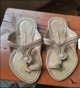 Sandales en cuir faites à la main à pampilles, claquettes brodées plates, personnalisables pour la revente - Product Image 4