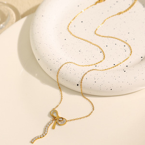 สร้อยคอรูปโบว์สีทองประดับมุกและพู่เพชรสำหรับผู้หญิงใส่ได้ทุกวัน - Product Image 3