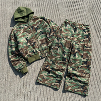 Ensemble survêtement unisexe streetwear personnalisé camouflage oversize baggy coupe courte zippé avec imprimé paillettes et sequins, veste bomber et pantalon cargo