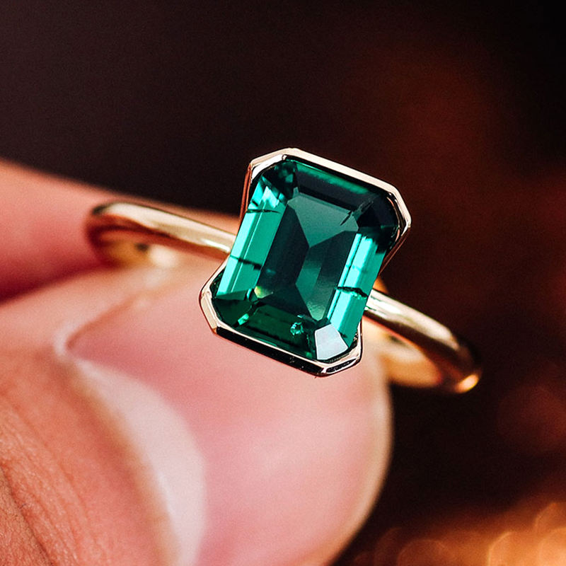 Bague en or massif 14 carats avec pierre de laboratoire.